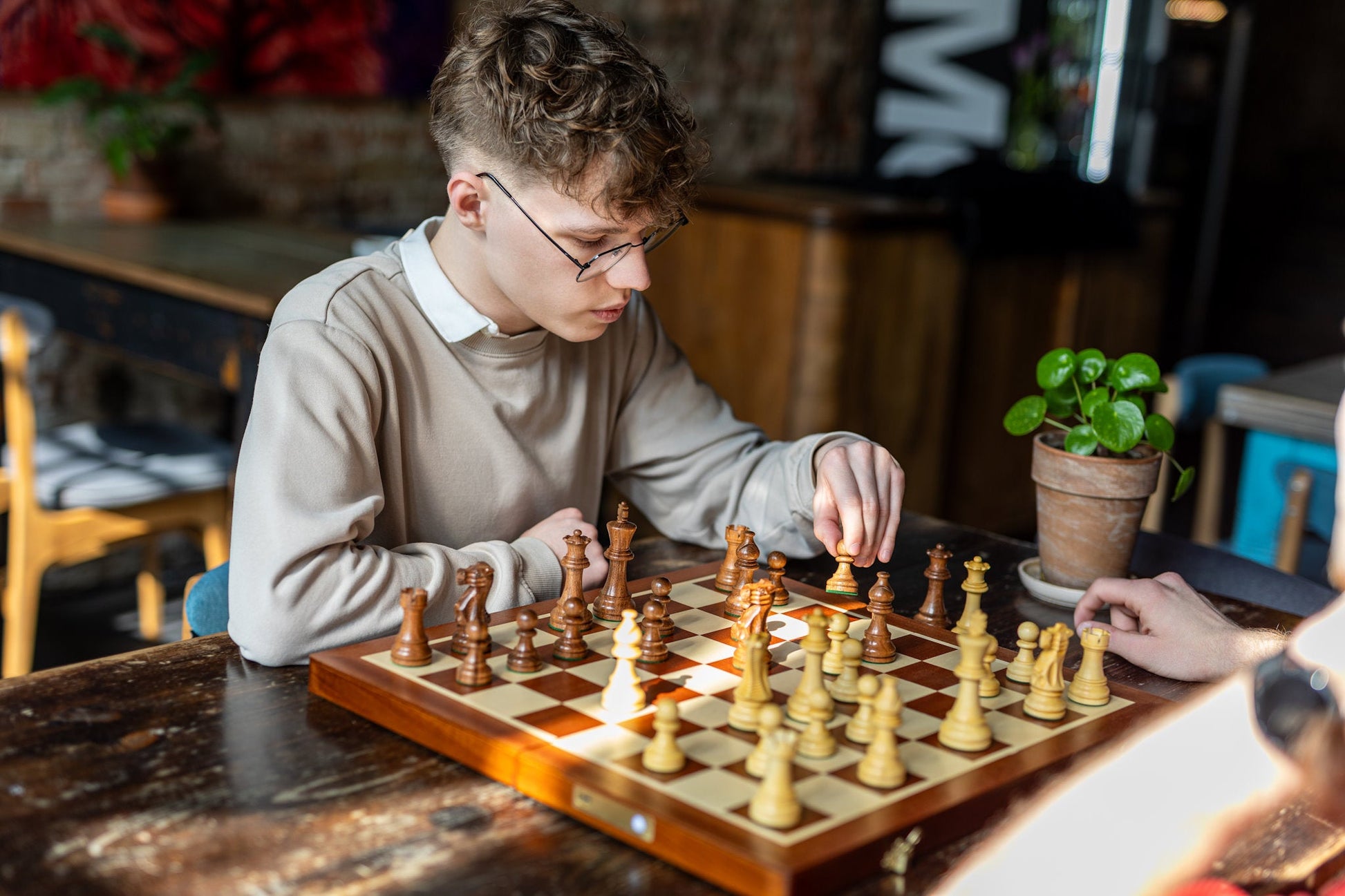Classic Natural pieces gameplay on plain board