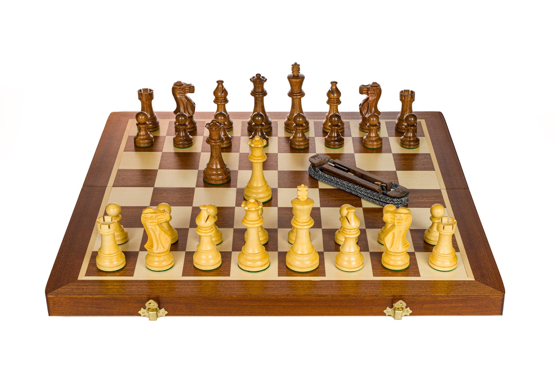 Plain iChessOne board with classic natural pieces